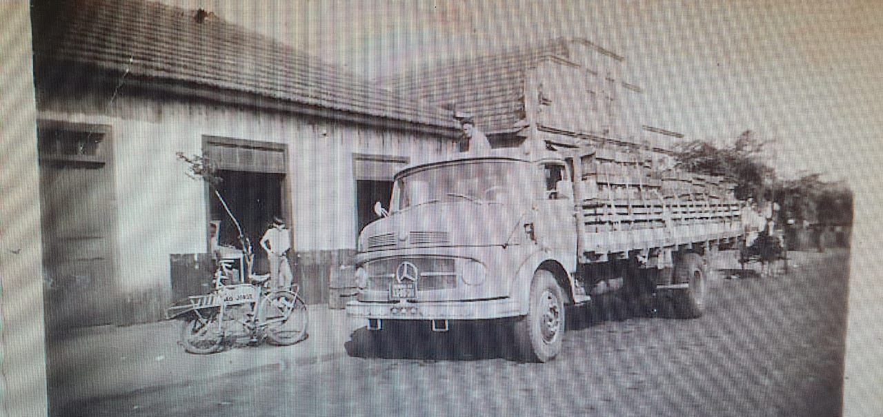 3 Foto Do Autor Na Porta Da Mercearia 1969